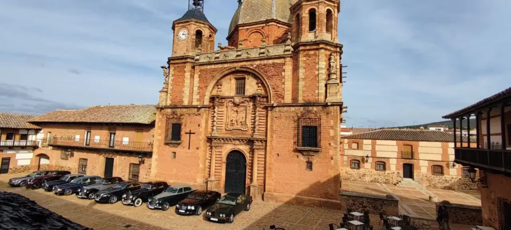 Concentración de Coches Clásicos en la Plaza Mayor de San Carlos del Valle 1 Concentracion de Coches Clasicos en la Plaza Mayor de San Carlos del Valle