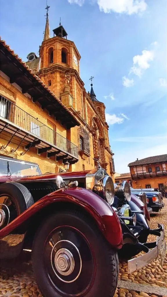 Concentración de Coches Clásicos en la Plaza Mayor de San Carlos del Valle 2 Concentracion de Coches Clasicos en la Plaza Mayor de San Carlos del Valle 2